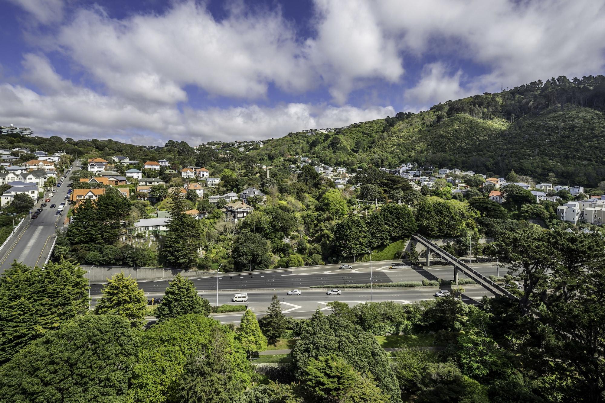 博尔顿酒店 惠灵顿 外观 照片 View of the suburb from the west