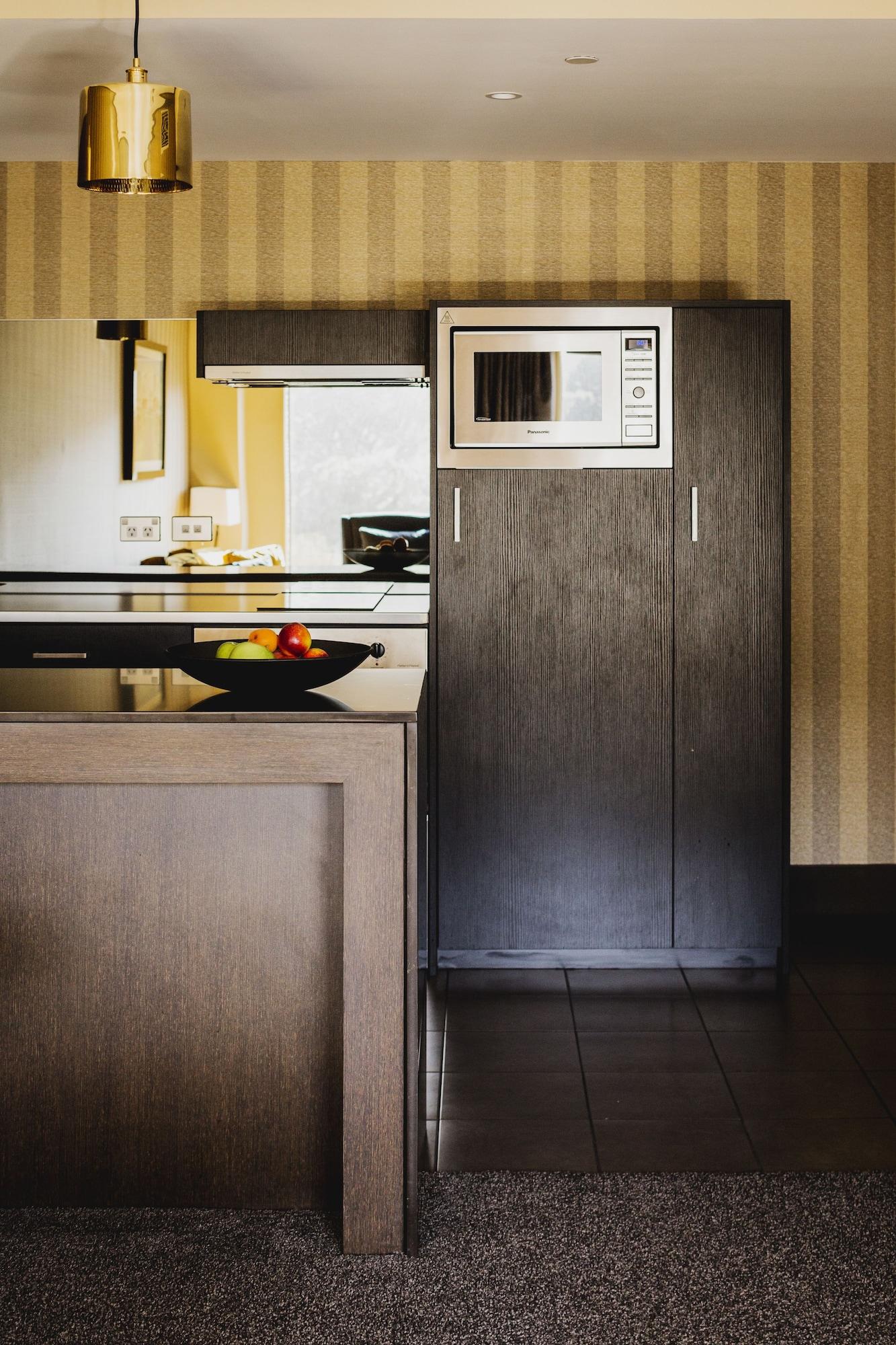 博尔顿酒店 惠灵顿 外观 照片 A kitchen with a refrigerator