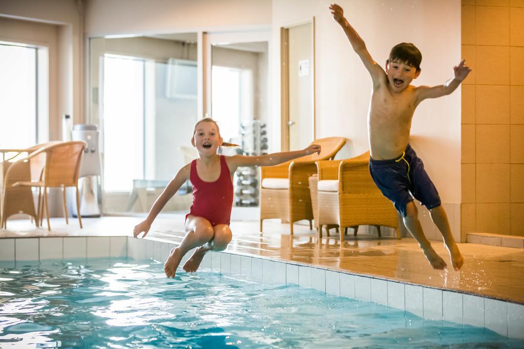 博尔顿酒店 惠灵顿 外观 照片 Children jumping into a swimming pool