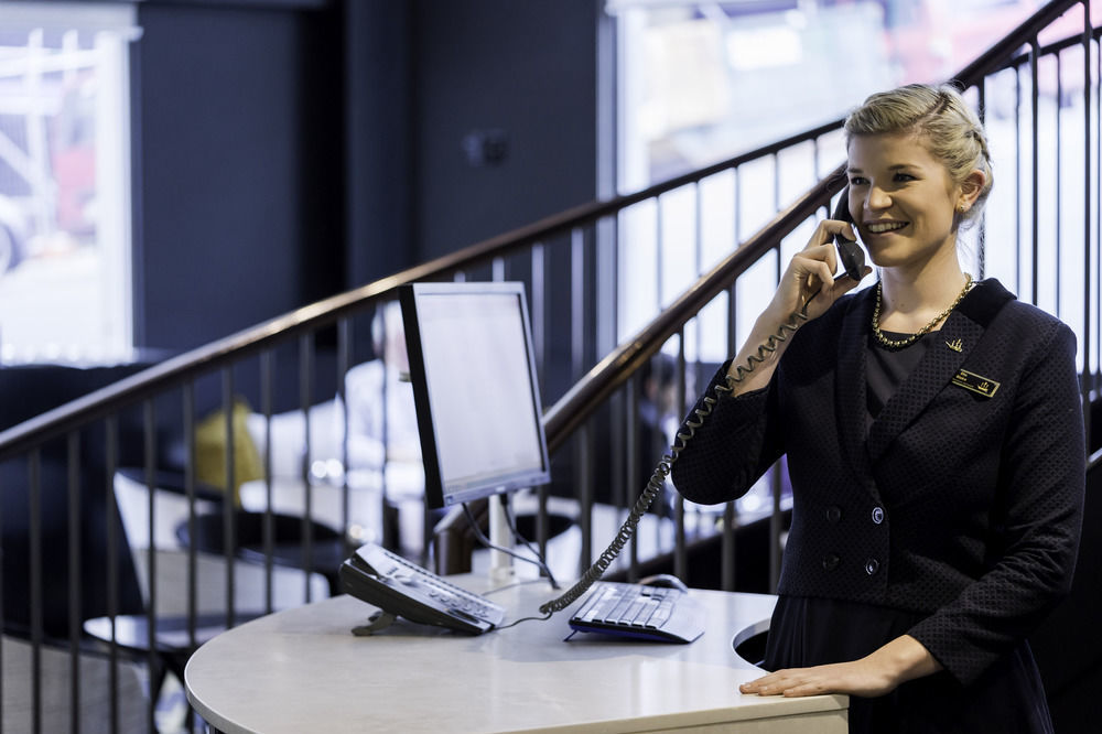 博尔顿酒店 惠灵顿 外观 照片 A receptionist at work